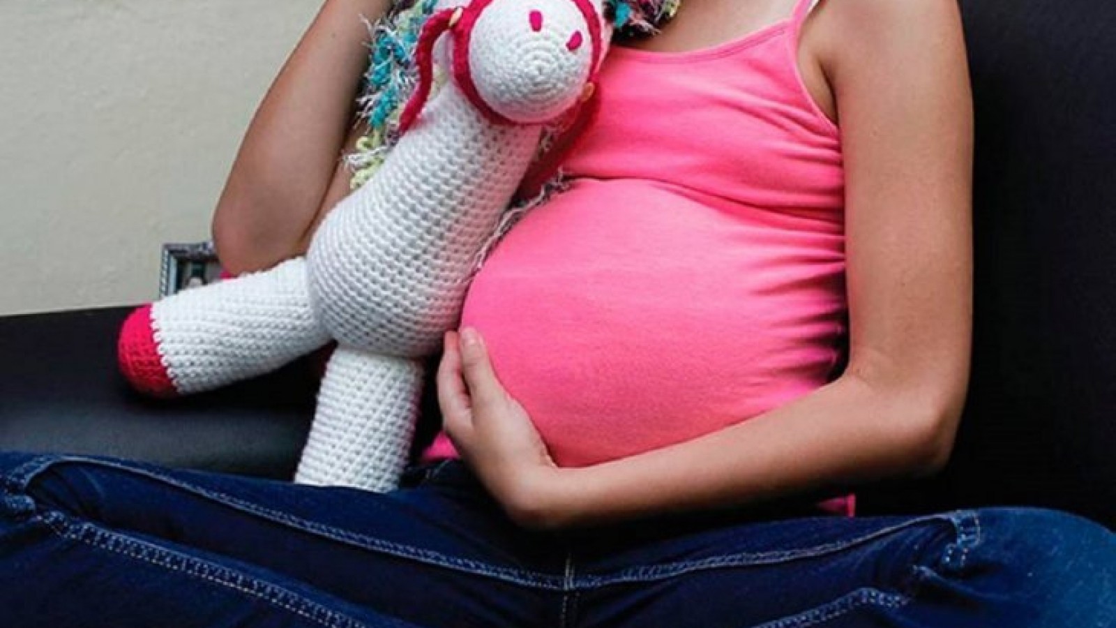 Tiene 14 años y dio a luz a una bebe que sería fruto de una violación de su padrastro